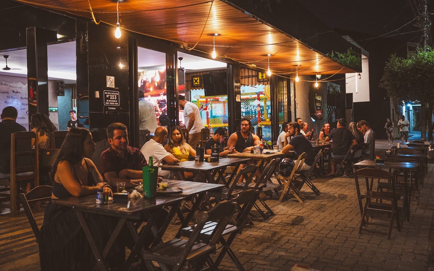 Bar do The Grill com mesas e cadeiras